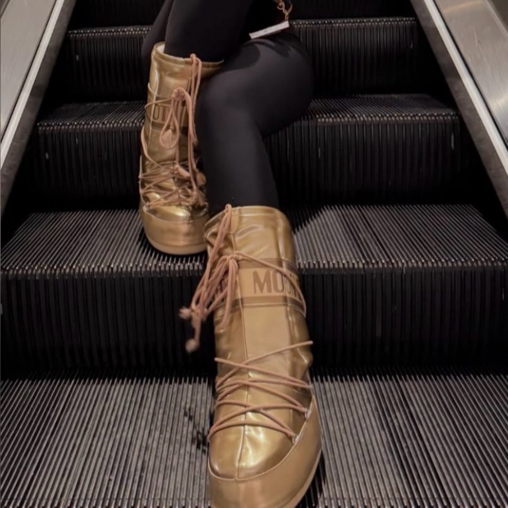 MOON BOOTS Gold, Limited Size 6
